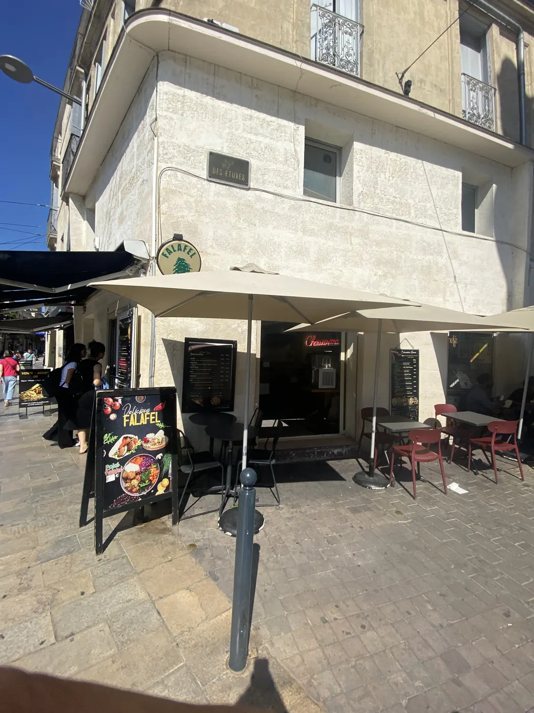 La terrasse à l'angle de la rue des Étuves