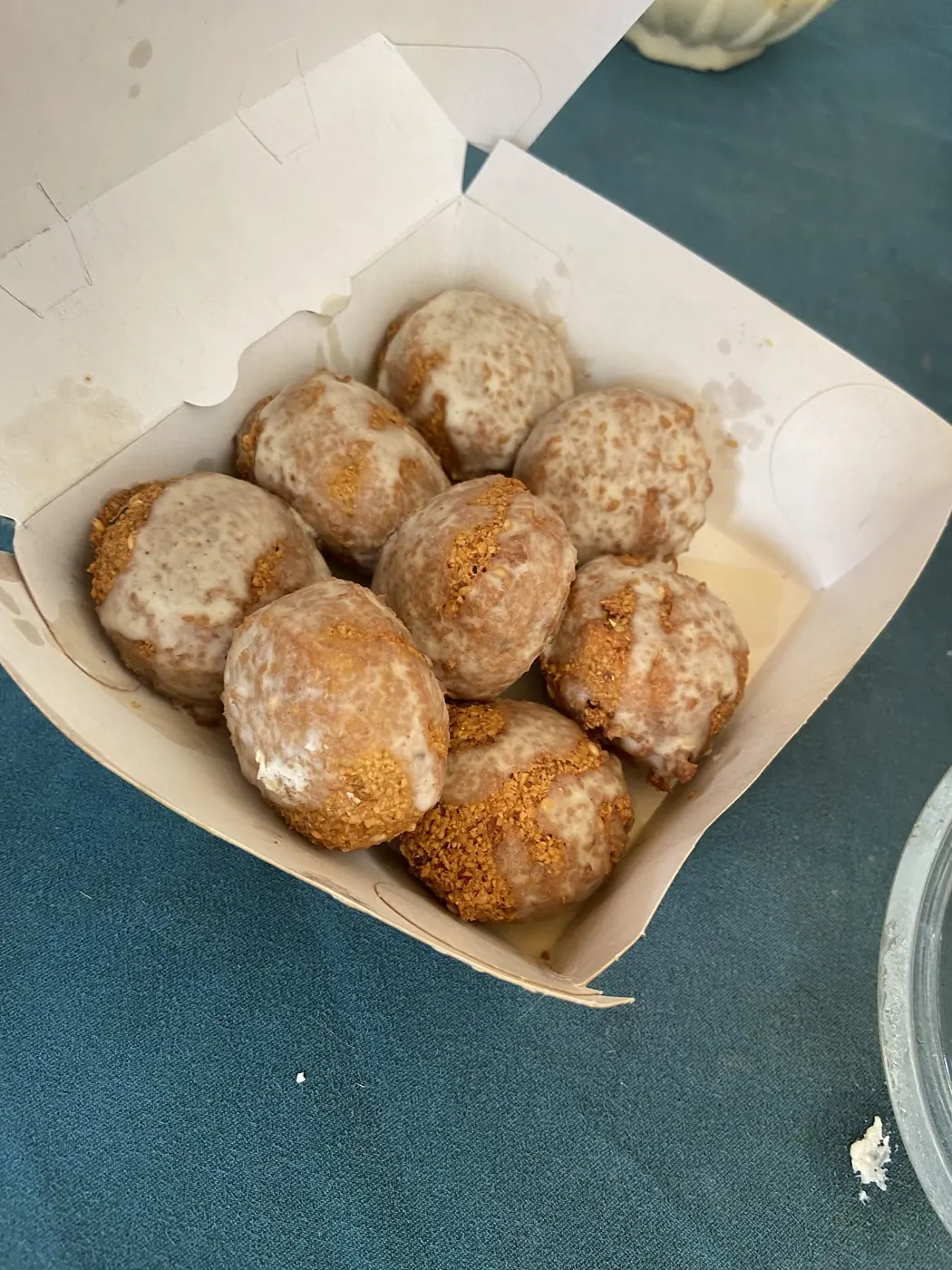 Falafels maison dorés dans leur boîte
