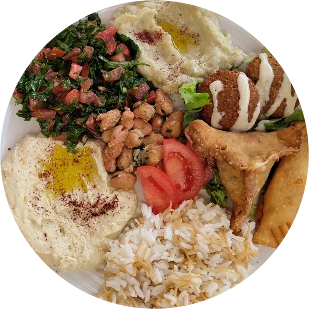 Assiette mixte avec chaussons, falafel, taboulé et riz