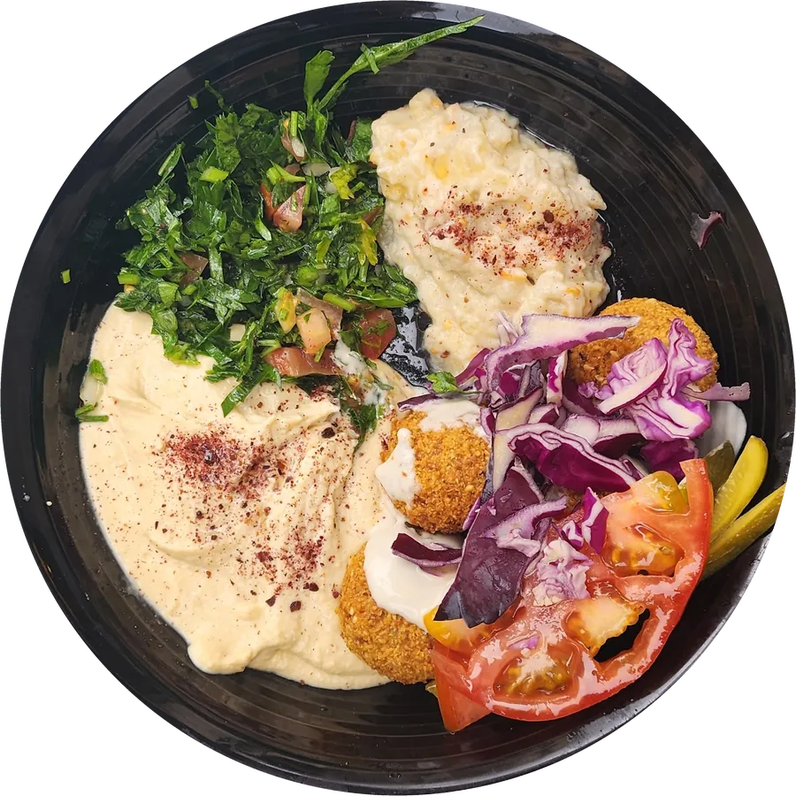Bol de houmous, falafels, taboulé et chou rouge vu du dessus